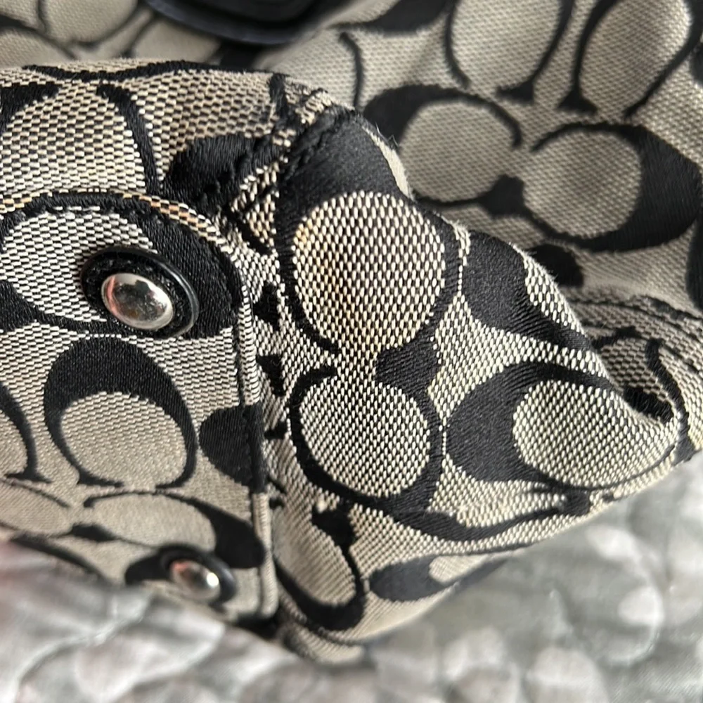 Signature Coach shoulder tote - Picture 4 of 5